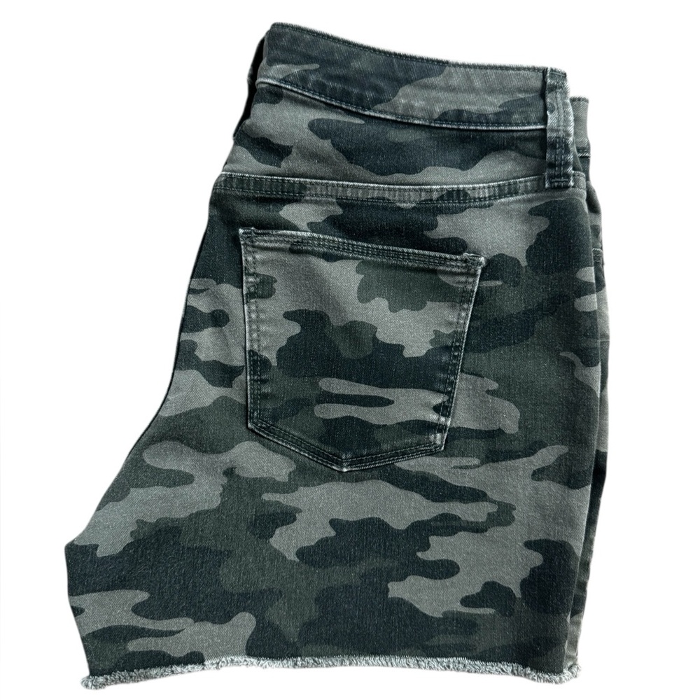 Universal Thread Camouflage high rise midi jean denim Shorts size 6 / 28 green